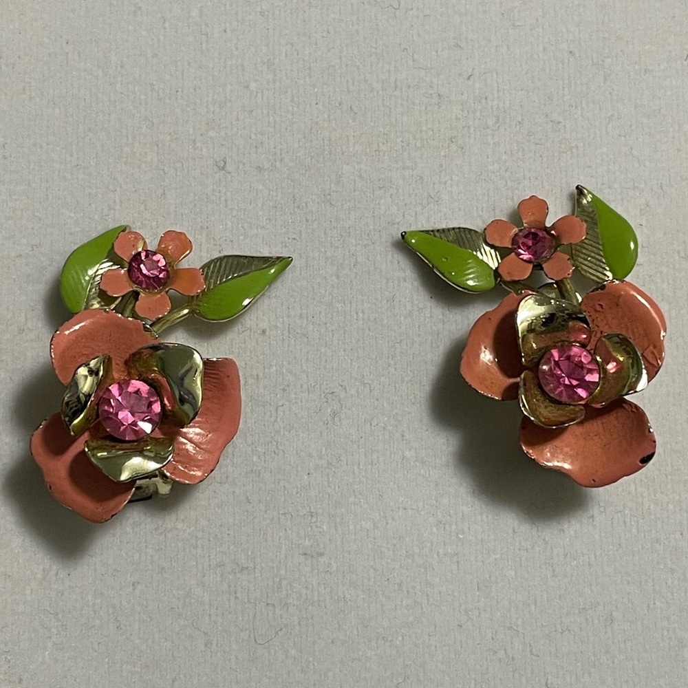 Vintage metal flower crystal earrings